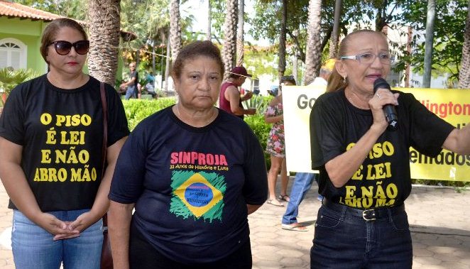 Servidores da Educação em Campo Maior fazem protesto